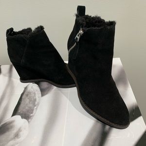 Dolce Vita Women's Black Gill Faux Fur Lined Wedge Bootie, Women’s 8.5